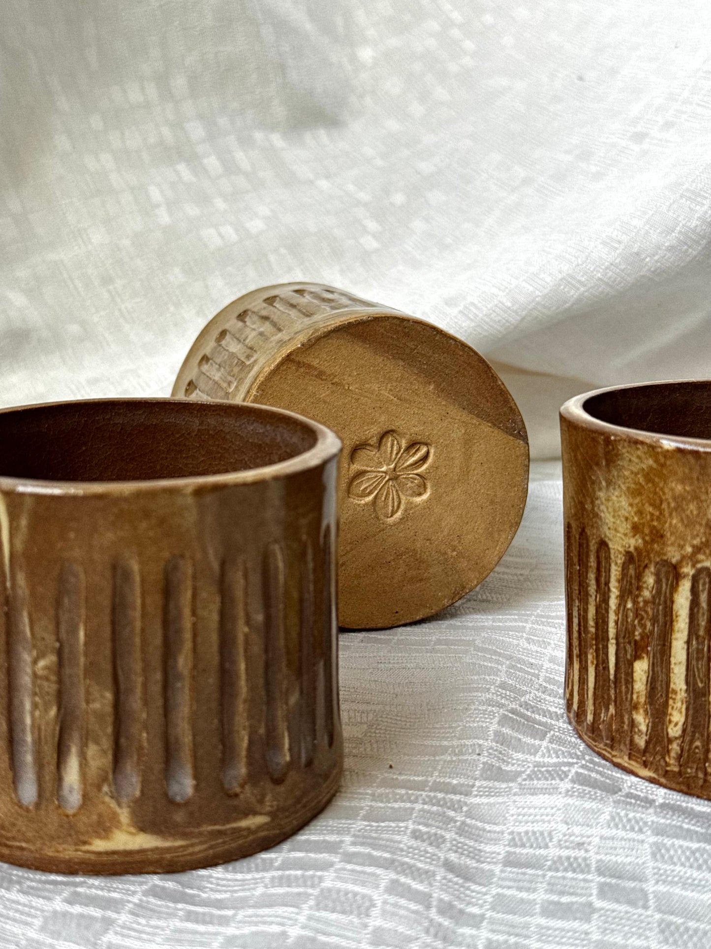 Caneca marrom e off white